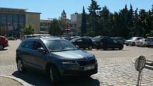 Parkoviště na Senovážném náměstí v Českých Budějovicích dostane do konce roku informační cedule, kamery a závory. Řidiči se už u vjezdu dozvědí, jestli jsou ještě volná místa.