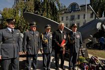 Odhalení pomníku českým letcům RAF v ČB. Za přítomnosto válečných veteránů generála Emila Bočka (uprostřed) a zcela vpravo plukovník Alois Dubec.