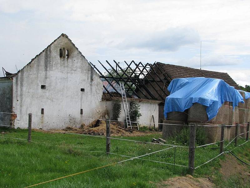 Pět cisteren se svými osádkami zasahovalo u požáru stodoly v obci Hrutov u Lišova.