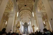 Katedrálu sv. Mikuláše po kompletní dvouleté rekonstrukci opět zaplnily v sobotu 1. června věřící, kteří dopoledne přihlíželi slavnostní bohoslužbě a svěcení obětního stolu, ambonu i biskupské katedry.