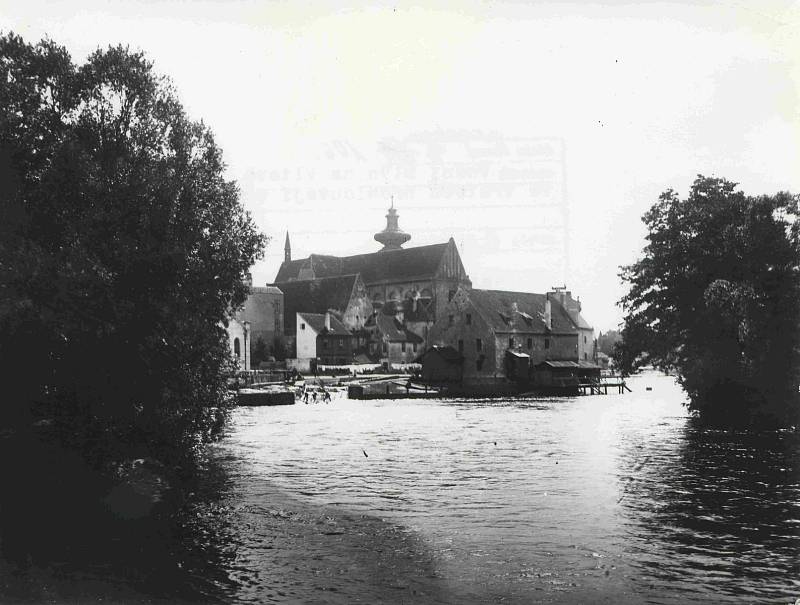 Vodní mlýn na Vltavě, ve vratech proplouvají vory. Foto ze sbírky fotografií a pohlednic Jiřího Dvořáka poskytl Státní okresní archiv České Budějovice