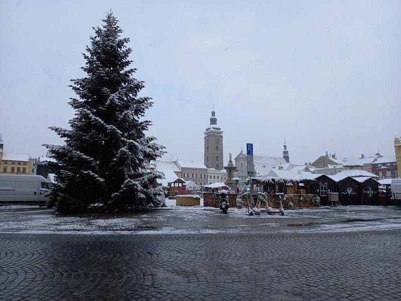 Budějovice v noci zasypal první sníh této zimy.