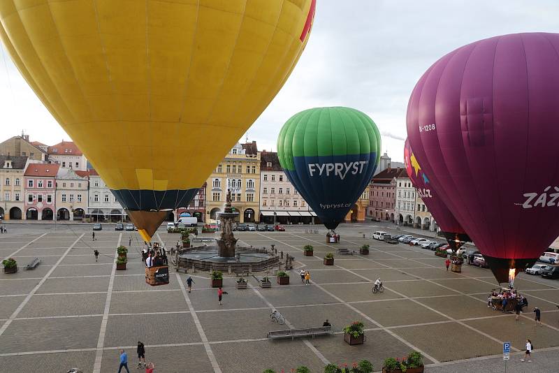 Čtyři horkovzdušné balony vzlétly ve čtvrtek v ranních hodinách z českobudějovického náměstí Přemysla Otakara II.