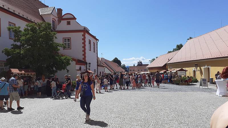 Borůvkobraní v menším neboli Borůvkobraníčko přilákalo v sobotu do areálu borovanského kláštera stovky lidí.