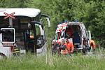 Vlak, v němž cestovaly děti na školní výlet, se ve čtvrtek ráno střetl u Hluboké s autobusem.