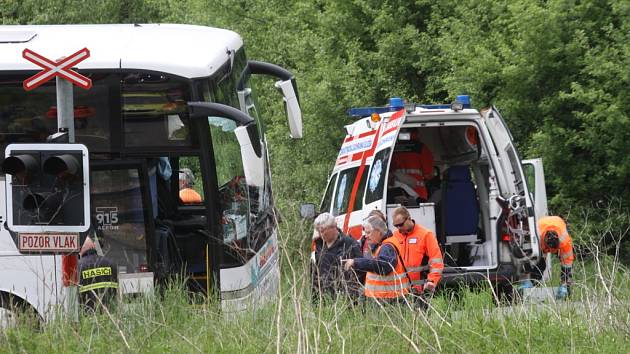 Vlak, v němž cestovaly děti na školní výlet, se ve čtvrtek ráno střetl u Hluboké s autobusem.