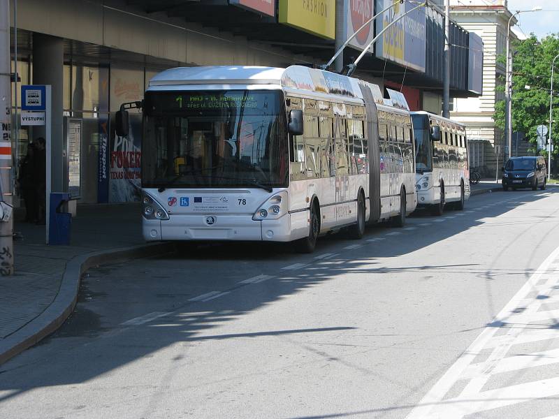 Zastávka na snímku už nebude jen výstupní, ale i nástupní a nahradí tu, která je dnes před autobusovým nádražím v Nádražní ulici.