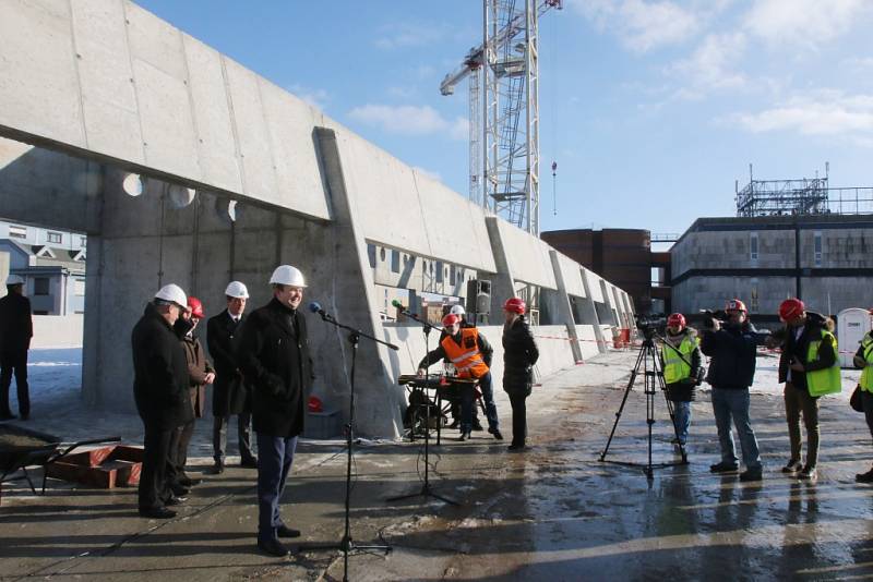 Zvětšené a modernější obchodní centrum na budějovické Pražské třídě se otevře koncem října.