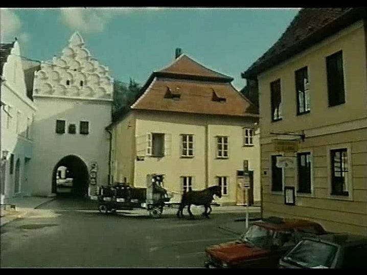 Záběr z filmu Divoké pivo. Vůz zatáčí u Svinenské brány do Krčínovy ulice jako směrem k třeboňskému zámku.