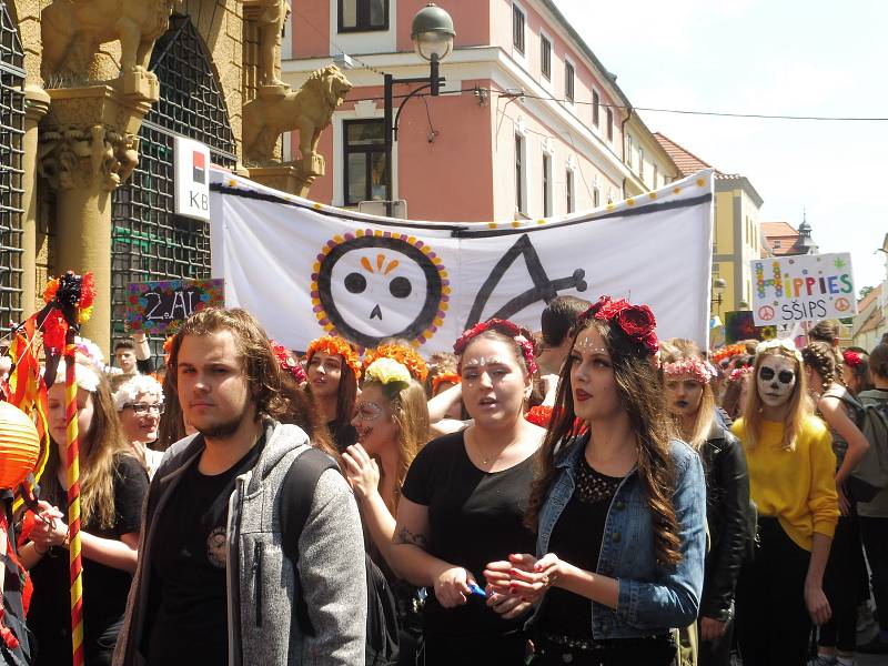 Budějovický majáles vyvrcholil v pátek 24. května tradičním průvodem městem. Studenti ze 17 škol prošli ulicemi centra v maskách. Dav mířil na Sokolský ostrov, kde program pokračoval volbou Krále majálesu. Navečer se zde tradičně koná hudební program.