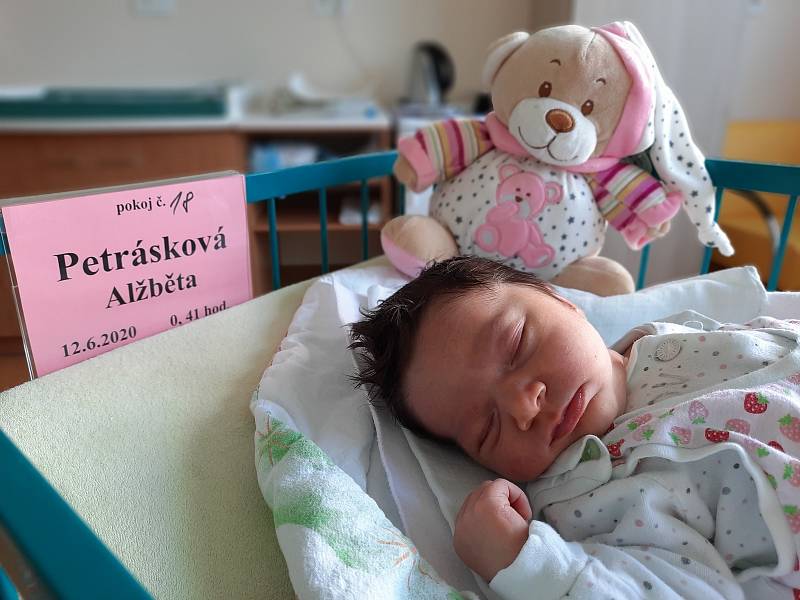 Petra a Jan Petráskovi jsou rodiči novorozené Alžběty Petráskové. Narodila se 12. 6. 2020 v 0.41 h., vážila 3,47 kg. Alžbětku bude opatrovat bráška Kubík, který se na ni moc těšil.