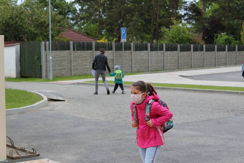 Také v ZŠ a MŠ v Dubném otevřeli 25. května 2020 menším dětem z prvního stupně.