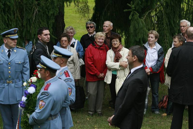 Pietní akt u příležitosti 65. výročí úmrtí bývalého československého prezidenta Edvarda Beneše se konal 3. září u jeho hrobky ve vládní vile v Sezimově Ústí. 