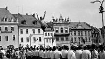 Dlouholetý zpravodaj a fotograf Jihočeské pravdy (nyní Deník) Václav Pancer oslavil včera 85. narozeniny. V zimní zahradě prachatické radnice vystavuje fotografie ze života na Prachaticku z 60. a 70. let. Jde o zlomek z archivu.