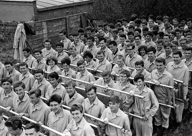 Dlouholetý zpravodaj a fotograf Jihočeské pravdy (nyní Deník) Václav Pancer oslavil včera 85. narozeniny. V zimní zahradě prachatické radnice vystavuje fotografie ze života na Prachaticku z 60. a 70. let. Jde o zlomek z archivu.