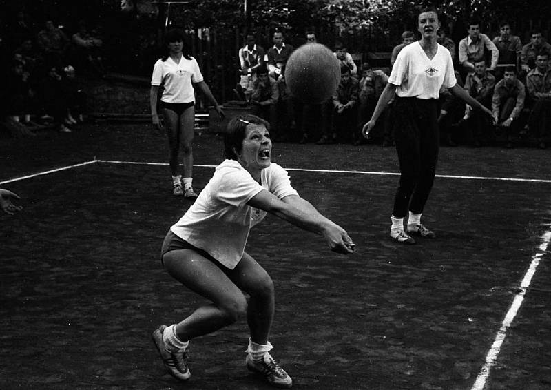 Dlouholetý zpravodaj a fotograf Jihočeské pravdy (nyní Deník) Václav Pancer oslavil včera 85. narozeniny. V zimní zahradě prachatické radnice vystavuje fotografie ze života na Prachaticku z 60. a 70. let. Jde o zlomek z archivu.