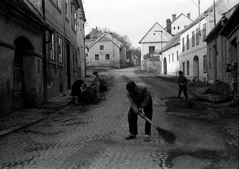 Dlouholetý zpravodaj a fotograf Jihočeské pravdy (nyní Deník) Václav Pancer oslavil včera 85. narozeniny. V zimní zahradě prachatické radnice vystavuje fotografie ze života na Prachaticku z 60. a 70. let. Jde o zlomek z archivu.