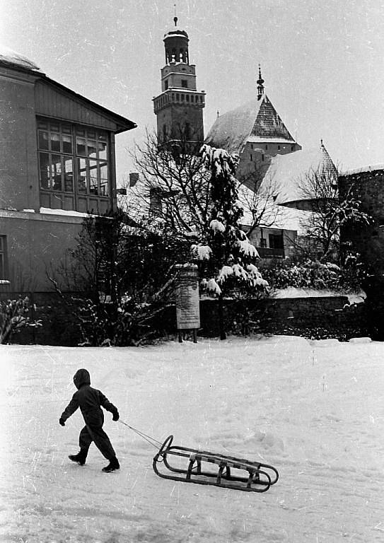 Dlouholetý zpravodaj a fotograf Jihočeské pravdy (nyní Deník) Václav Pancer oslavil včera 85. narozeniny. V zimní zahradě prachatické radnice vystavuje fotografie ze života na Prachaticku z 60. a 70. let. Jde o zlomek z archivu.