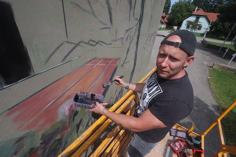 Štěpán Molín zahájil malbu a graffiti na boční straně českobudějovické sportovní hale.