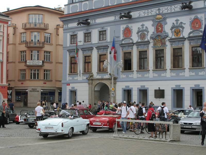 V rámci svatby členů Ondřeje Kouby a Magdy Holbojové, se na náměstí Přemysla Otakara II. v Českých Budějovicích sešel Jihočeský Felicia klub. 