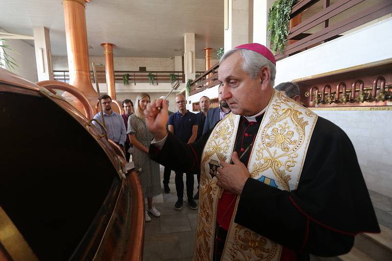 Svěcení papežského ležáku v českobudějovickém Budvaru se tradičně ujal biskup Vlastimil Kročil.