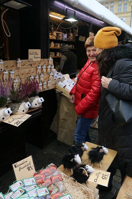 Vánoční trhy v Českých Budějovicích byly v pátek kvůli covidovým opatřením zatím naposledy.