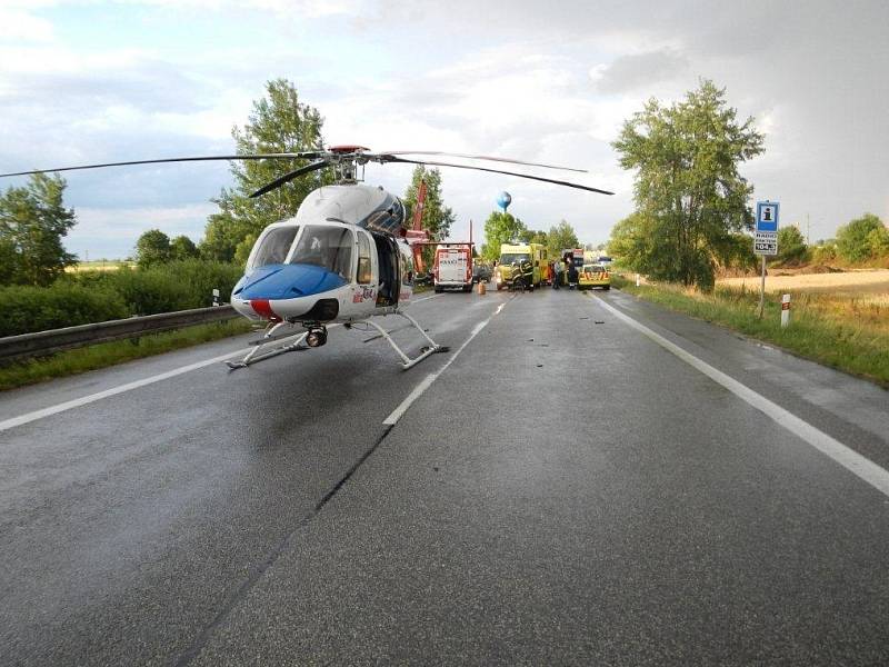 Při sobotní nehodě u Bošilce se zranilo šest lidí.