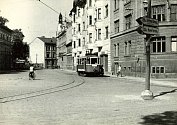 Na snímku zakrývá restauraci U Černého koníčka tramvaj. Hovorově se tento název ustálil pro celý blok včetně vpravo schwarzenberské účtárny, kde bydlel ředitel a současně předseda filatelistů.