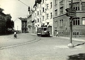Na snímku zakrývá restauraci U Černého koníčka tramvaj. Hovorově se tento název ustálil pro celý blok včetně vpravo schwarzenberské účtárny, kde bydlel ředitel a současně předseda filatelistů.