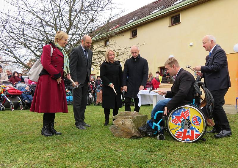 Arpida+ campus životních příležitostí může už za dva roky pomáhat dospělým lidem s tělesným a kombinovaným postižením .8. listopadu se symbolicky klepalo na základní kámen.