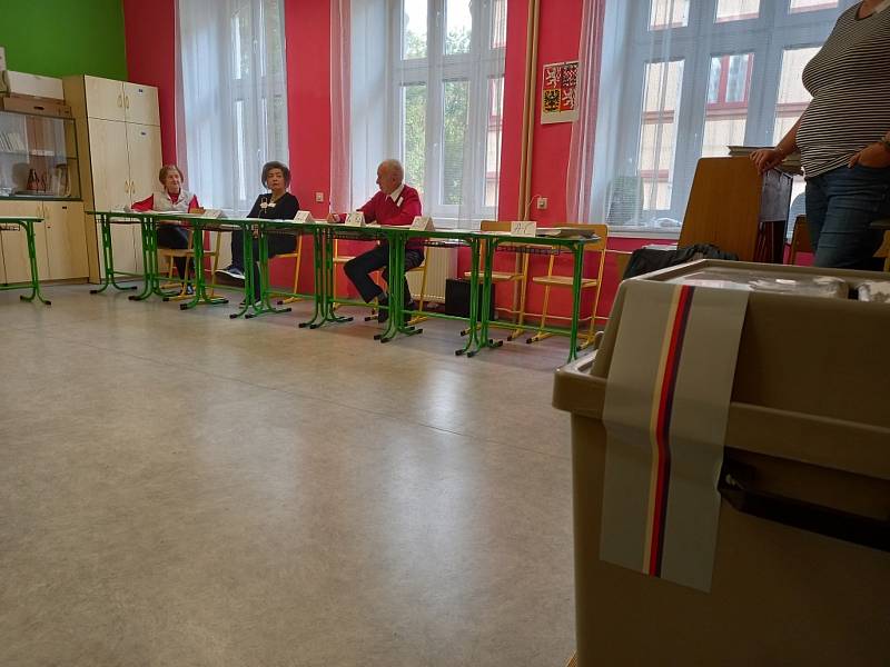 Volby v českobudějovické základní umělecké škole na okraji Palackého náměstí.