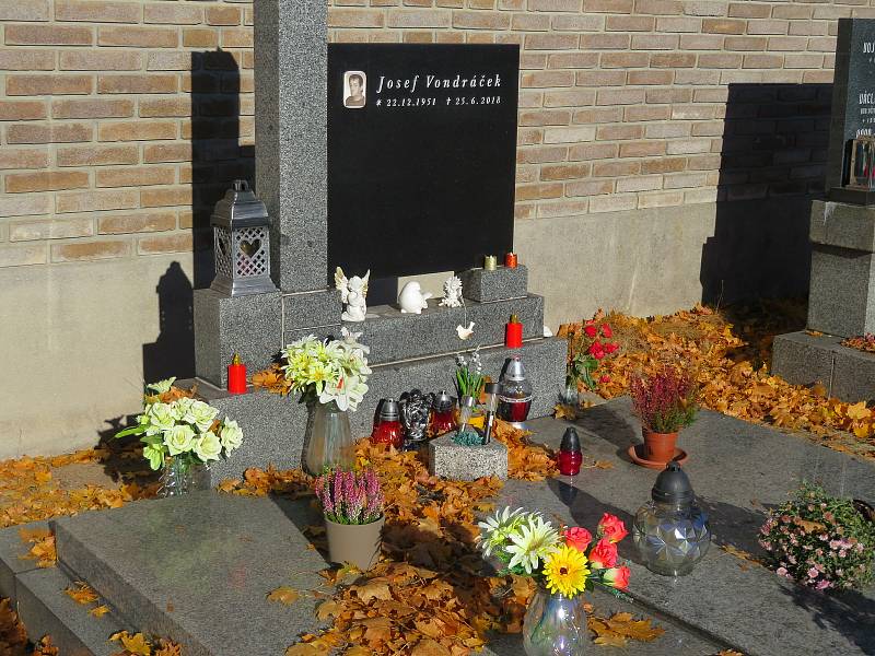 Hřbitovy na jihu Čech už lidé zdobí novými dekoracemi, květinářství přijímají objednávky, obchody prodávají hotové výrobky.