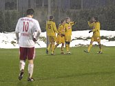 Fotbalisté Dynama se v Salcburku radují ze třetího gólu, který dal Tomáš Sedláček (vpravo) po centru Petra Šímy (druhý zprava).