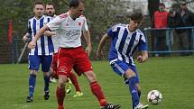 Fotbalisté Dobré Vody (v pruhovaném) porazili v I.A třídě Slavii České Budějovice 3:2 a drží kontakt s vedoucím Ševětínem.