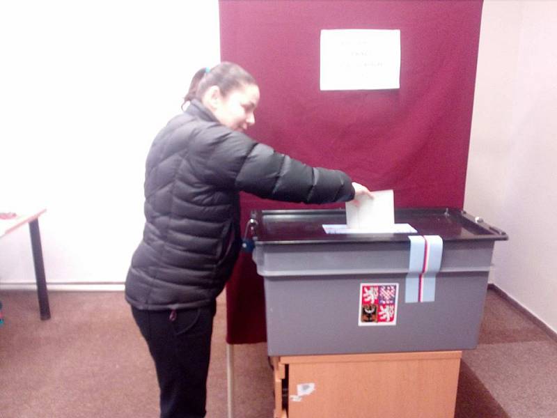 Hlinsko u Rudolfova - Do volební místnosti okrsku 3 přišlo v pátek z asi 140 obyvatel Hlinska volit asi 35 procent občanů.