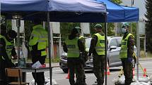 Na hraničním přechodu na Dolním Dvořišti policisté kontrolují všechna zahraniční osobní auta.