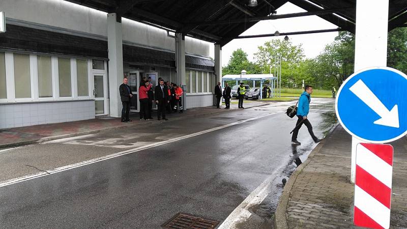 Na hraničním přechodu v Českých Velenicích již netrpělivě čekají na příjezd prezidenta Miloše Zemana. 