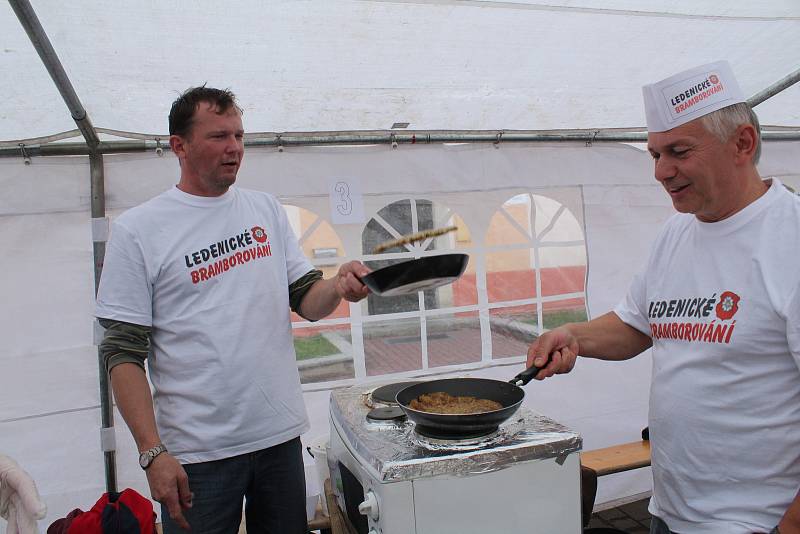 Šest týmů z jižních Čech soutěžilo o nejlepší bramborák na Ledenickém bramborování. Vítěz dostal ... jak jinak než pytel brambor.