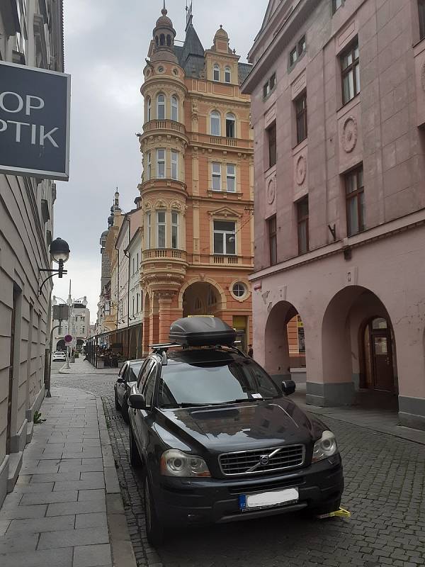 Příklady špatného parkování v centru Budějovic odměněné po zásluze pokutou a botičkou.