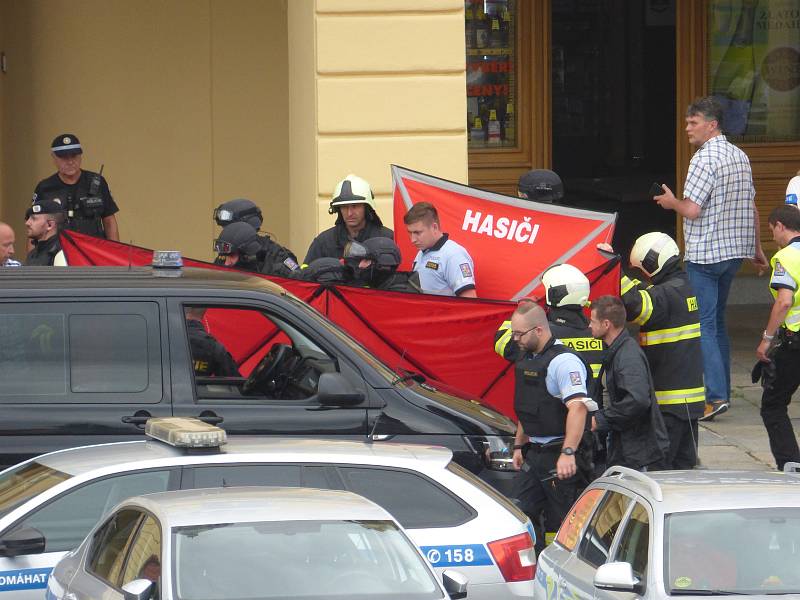 Ve středu zněla na náměstí Přemysla Otakara II. střelba. Policie zde zasahovala kvůli muži, který v prodejně tabáku držel ženu jako rukojmí.