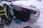 Vážná nehoda se stala u Nové Vsi nad Lužnicí. Z havarovaného osobního auta bylo nutné vyprostit zraněnou osobu.