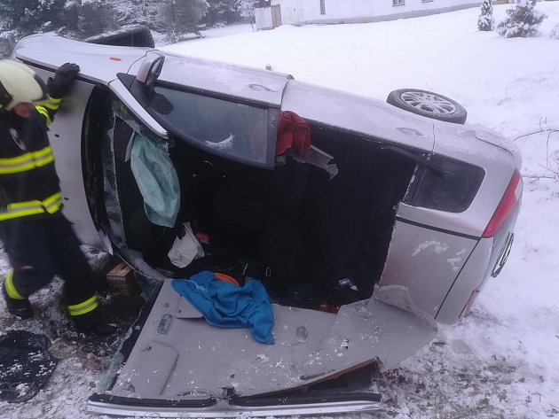 Vážná nehoda se stala u Nové Vsi nad Lužnicí. Z havarovaného osobního auta bylo nutné vyprostit zraněnou osobu.