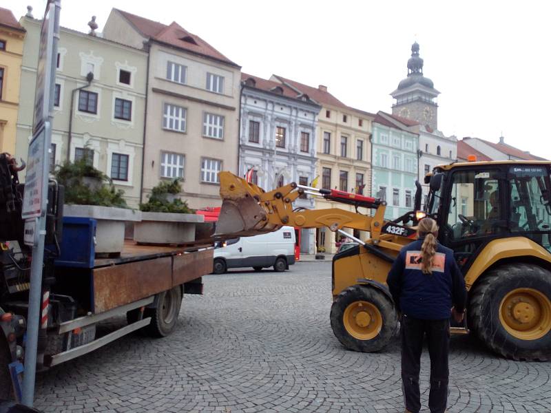 Ve středu 7. listopadu byly z budějovického náměstí Přemysla Otakara II. odstěhovány do skladu velkoobjemové květníky. Ustoupily adventním trhům.