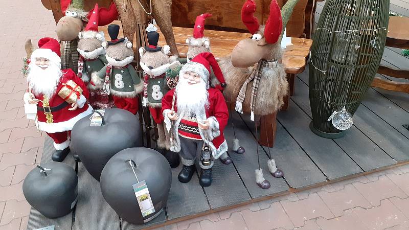 Vánoce začaly v jihočeských obchodech o dva měsíce dříve. Snímek je z Českých Budějovic.