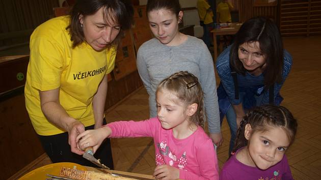 Život včel a různé zajímavosti z přírody poznali návštěvníci sobotního Včelkohraní, které se uskutečnilo v kulturním domě v Borku.