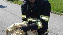 Užovku obojkovou vyhřívající se v Hlincově Hoře v ulici Kodetka Severní odchytli 22. července profesionální hasiči ze stanice Suché Vrbné.