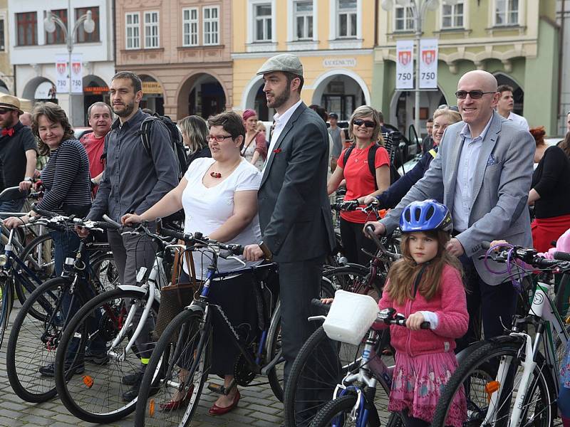 Přes hrozící déšť se v sobotu odpoledne konala v Českých Budějovicích početně hojně obsazená Velká jarní cyklojízda.