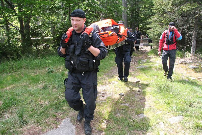 Pátrání po pohřešovaných houbařích, zraněných turistech i cyklistech a dalších výletnicích i na Šumavě horské službě zjednodušuje díky GPS také aplikace Záchranka.