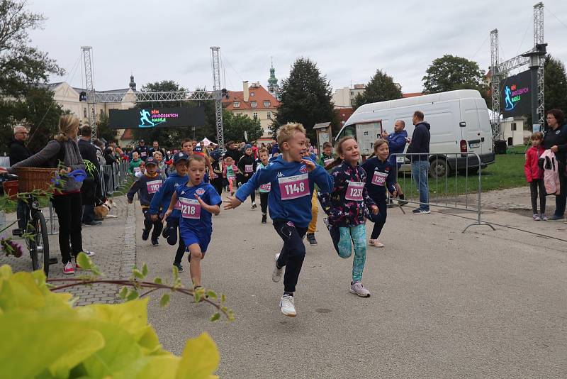 Běh jihočeských nadějí na Sokolském ostrově v Českých Budějovicích přilákal stovky sportovců na několika tratích. Výtěžek poputuje jihočeským talentovaným dětem, dále dětem ze sociálně slabších rodin, dětských domovů, ale i sportovním klubům.