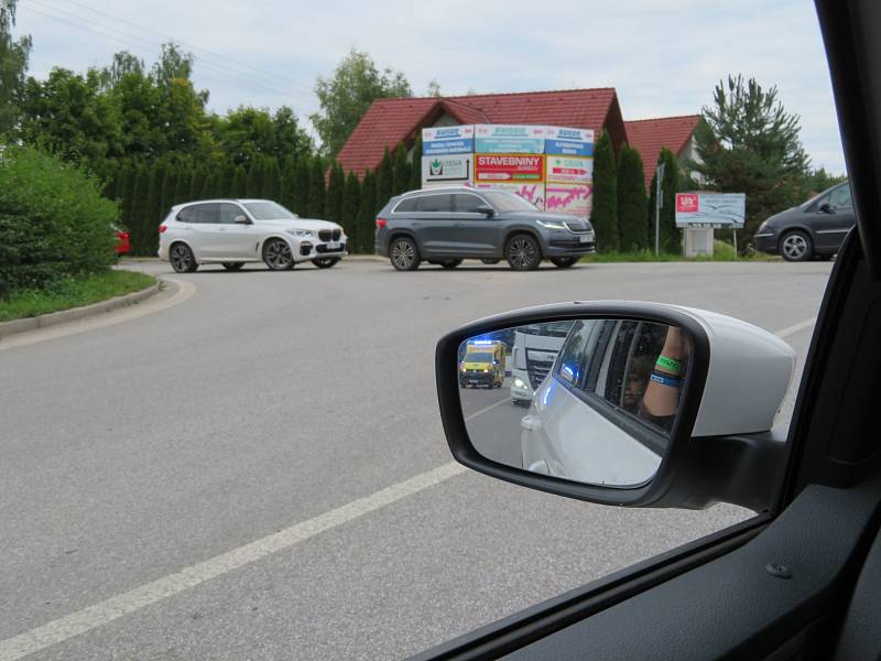 Kvůli nehodě kamionu u Plané se tvoří dlouhé kolony a policisté odklánějí dopravu.